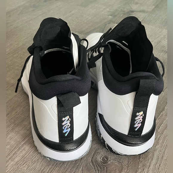 Nike Zion 1 White and Black Athletic Shoes size 16 - Picture 4 of 6